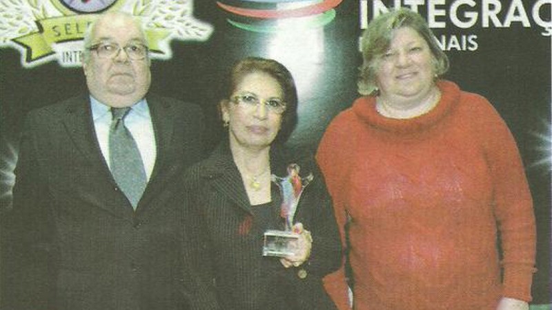 A coordenadora (centro) e funcionários receberam o troféu Seleção JI.