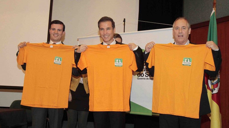 Lara e diretores da FGTAS exibem camisetas do Programa que abrirá cinco mil vagas em 26 municípios.