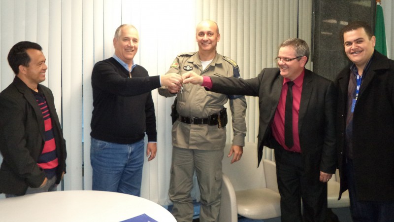 Direção da FGTAS entrega chaves de pavilhão à Brigada Militar no Vida centro Humanístico