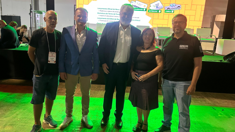 Est&atilde;o na foto, da esquerda para a direita: o artes&atilde;o Paulo Schneider; o diretor-presidente da FGTAS, Jos&eacute; Scorsatto; o secret&aacute;rio Nacional de Inclus&atilde;o Socioprodutiva, Artesanato e Microempreendedor Individual, Milton Coelho da Silva Neto; a presidente da Fedargs, Rejane Verardo; e o coordenador do Departamento de Promo&ccedil;&atilde;o de Desenvolvimento Social da FGTAS, Denis Costa.
