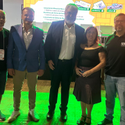 Est&atilde;o na foto, da esquerda para a direita: o artes&atilde;o Paulo Schneider; o diretor-presidente da FGTAS, Jos&eacute; Scorsatto; o secret&aacute;rio Nacional de Inclus&atilde;o Socioprodutiva, Artesanato e Microempreendedor Individual, Milton Coelho da Silva Neto; a presidente da Fedargs, Rejane Verardo; e o coordenador do Departamento de Promo&ccedil;&atilde;o de Desenvolvimento Social da FGTAS, Denis Costa.